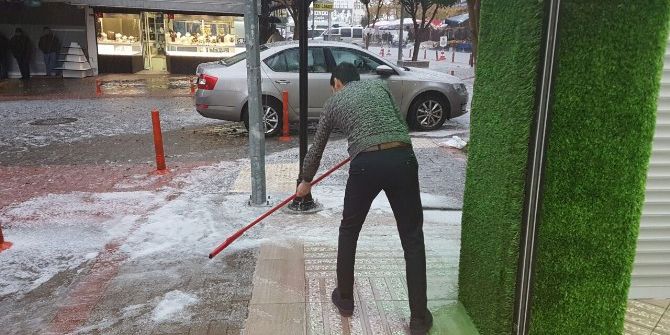 Alanya’da Aniden Bastıran Dolu Vatandaşlara Zor Anlar Yaşattı