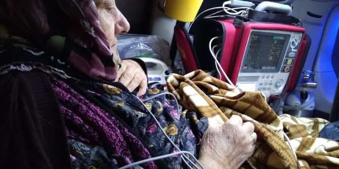 Karları Aşan 112 Ekipleri Zehra Nine’ye Ulaştı