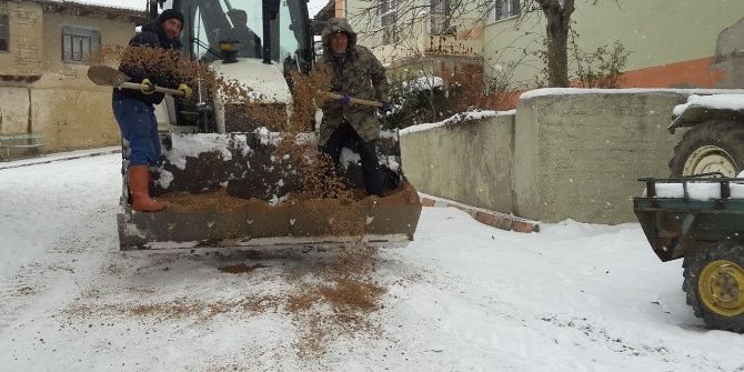 Buzlu Cadde Ve Sokaklar Tuzlanıyor