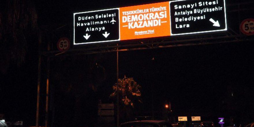 Trafik Levhalarında Demokrasi Vurgusu