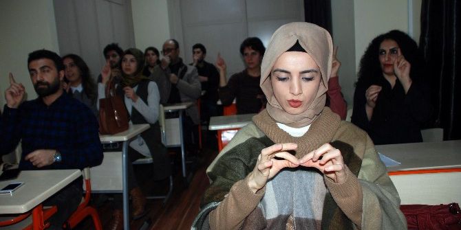 İşitme Engelli Annesi Ve Babası, Hayatını Değiştirdi