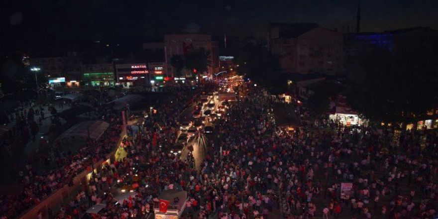 Malatya’da Binlerce Vatandaş Demokrasi Nöbetini Sürdürüyor