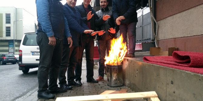 Elektrikler Kesilince Isınabilmek İçin Çareyi Ateş Yakmakta Buldular