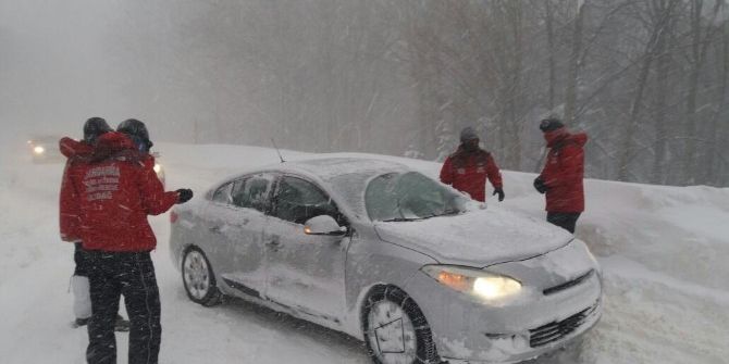 Uludağ Yolu Kapandı...tatilcilerin İmdadına Jandarma Ekipleri Yetişti