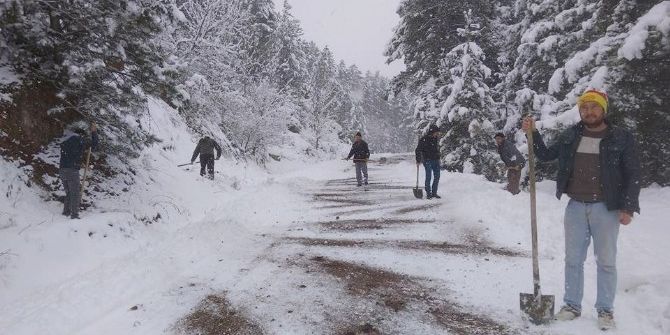 Köylüler İmece Usulü Karlı Yolu Açıp Kumlama Yaptı