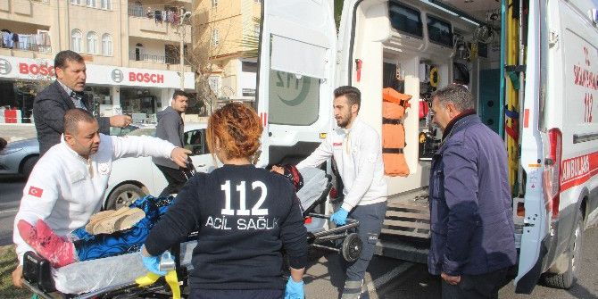 Hastaneden Çıkan Yaşlı Kadına Otomobil Çarptı