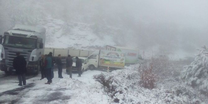 Kar Nedeniyle Yoldan Çıkan Araçlar Uzun Uğraşlar Sonucu Kurtarıldı