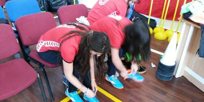 Polisten Kız Öğrencilere Spor Malzemesi Desteği