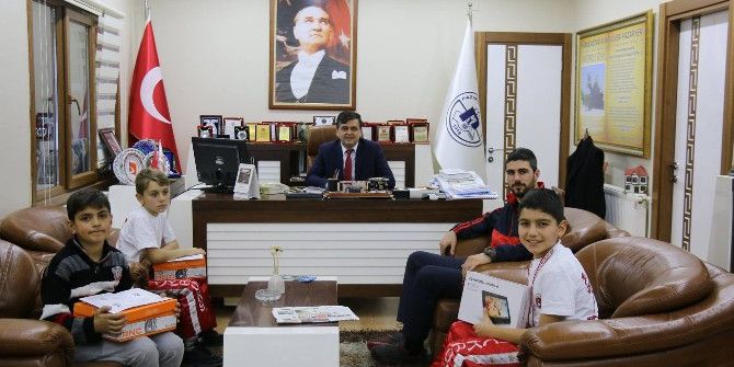 Başkan Yalçın Başarılı Genç Sporcuları Ödüllendirdi