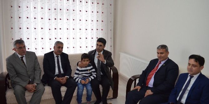 Gölbaşı İlçesinde Şehit Çocuklarına Diz Üstü Bilgisayar Hediye Edildi