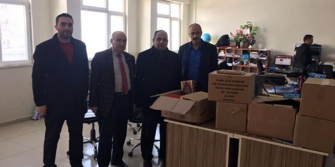 Malazgirt’te Öğrencilere Kur’an-ı Kerim Hediye Edildi