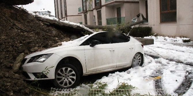 7 Metre Yüksekliğinde Duvar Otomobilin Altında Kaldı