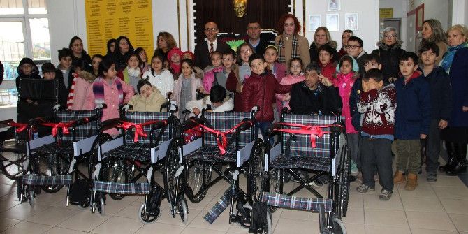 Cep Harçlıklarından Engelli Öğrencilere Tekerlekli Sandalye Aldılar