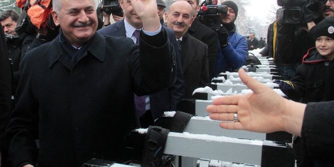 Başbakan Yıldırım Küçük Kızla Kartopu Oynadı