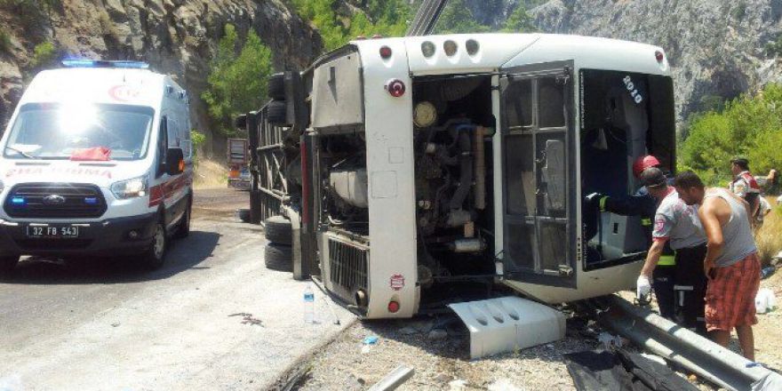 Antalya-ısparta Karayolunda Tır İle Tur Otobüsü Çarpıştı