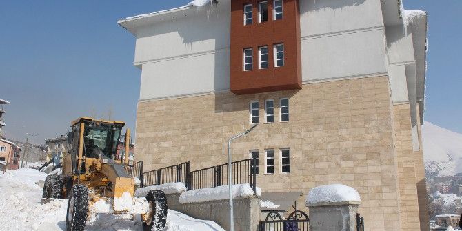 Hakkari’de Bakanların Ziyareti Öncesi Kar Temizleme Çalışması
