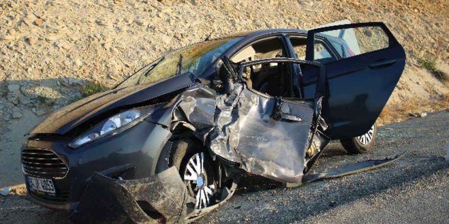İki Otomobil Çarpıştı: 8 Yaralı