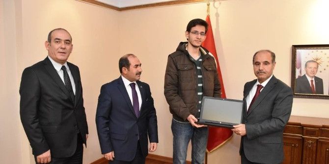 Şehit Çocuğuna Bilgisayar Hediye Edildi