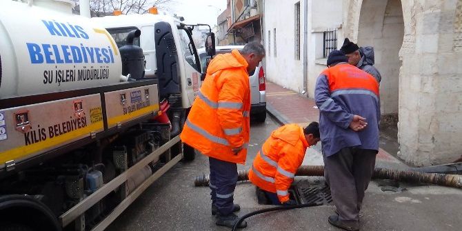 Vidanjör Tıkanan Logarlar İle Yağmurlama Kanallarını Temizliyor