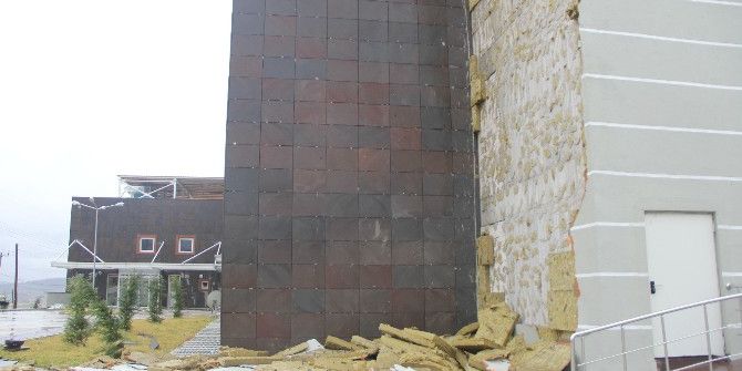 Açılışa Hazırlanan Hastanenin Dış Cephesi Döküldü