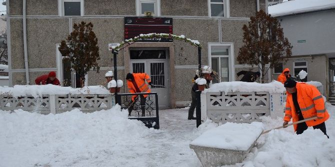 Cuma Namazı Öncesinde Camilerde Kar Temizliği