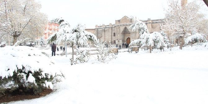 Aksaray Beyaza Büründü