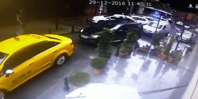 Fırtınadan Uçan Dev Boru Araca Ok Gibi Böyle Saplandı