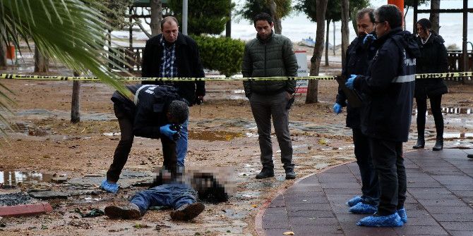 Mersin’de Parkta Yanmış Ceset Bulundu