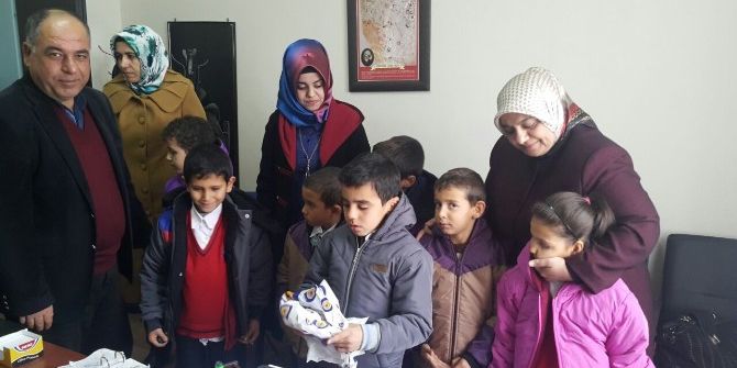 Ak Parti Kadın Kolları Samsat İlçesinde Öğrencilere Yardımda Bulundu