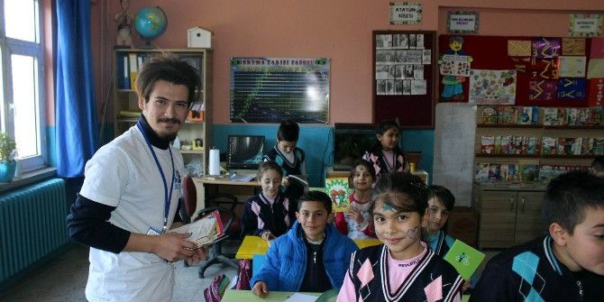 Üniversiteli Gençlerden İlkokul Öğrencilerine Anlamlı Yardım