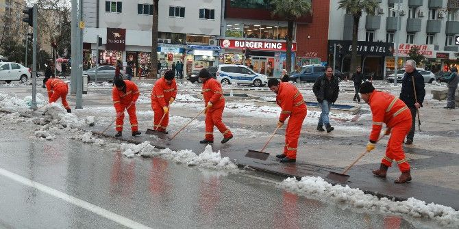 Büyükşehir Kar Mesaisine Devam Ediyor