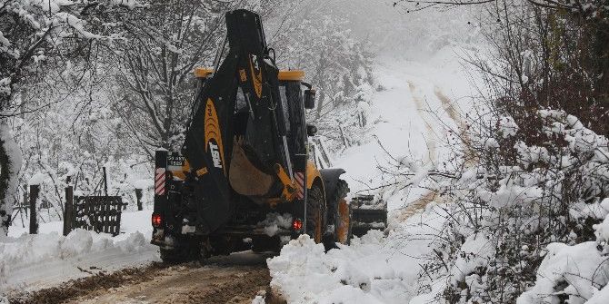 Akyazı’da Kar Mücadelesi Sürüyor