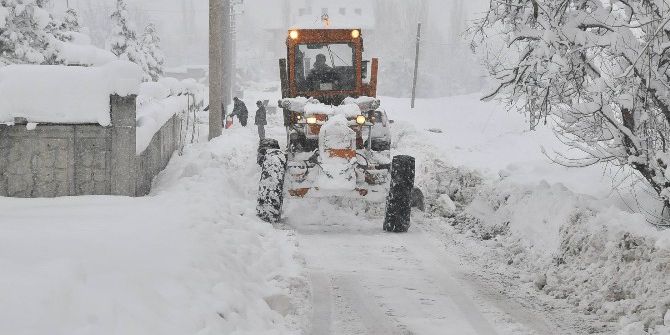 Akşehir Belediyesi’nden Kar Temizleme Seferberliği