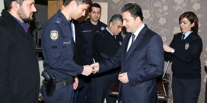 Onar, Emniyet Personeline Hediye Verdi