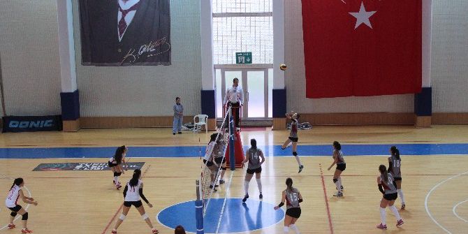 Üniversiteler Voleybol Ligi’nde Yeni Yüzyıl Üniversitesi İkincilik Kupasını Alarak 1. Lig’e Çıktı