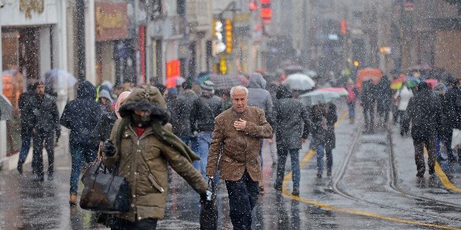 Taksim’de Kar Yağışı