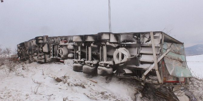 Tekirdağ’da Kar Nedeniyle Kayganlaşan Yolda Tır Devrildi: 1 Yaralı