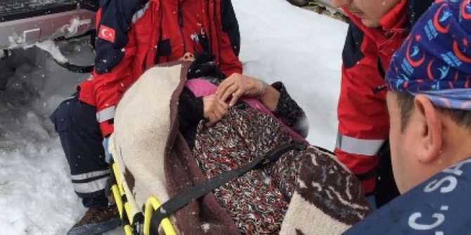 Hastalanan Yaşlı Kadın İçin Karla Kapanan Yolu Aştılar
