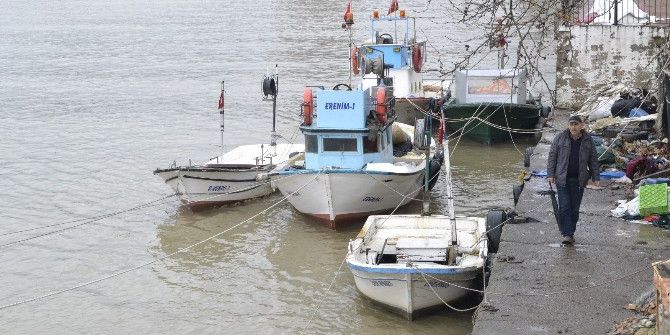 Balıkçı Tekneleri Fırtına Çayda Mahsur Kaldı