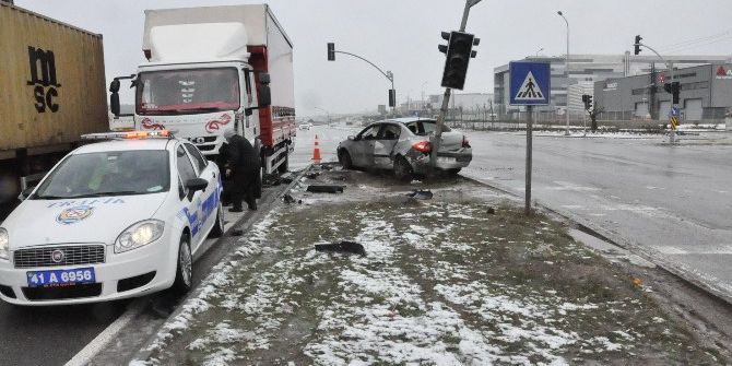 Tali Yoldan Çıkan Otomobil Kamyona Çarptı: 2 Yaralı