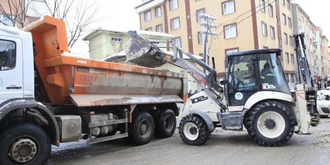 Kar Kütleleri Temizleniyor