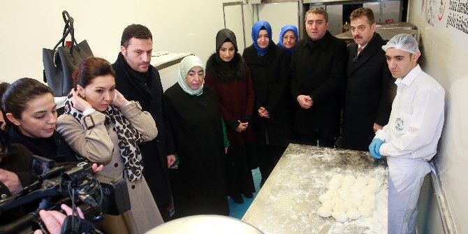 Başbakan’ın Eşi Semiha Yıldırım Mobil Fırında Ekmek Yaptı