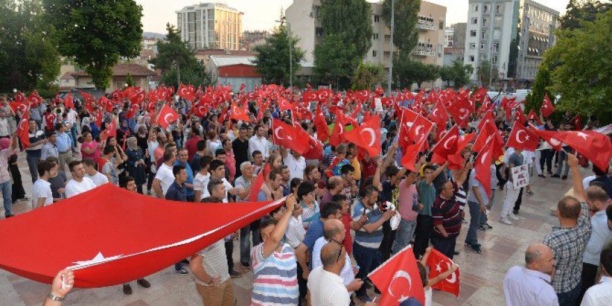 Bilecik’ten Darbe Girişimine Karşı Yürüyüş