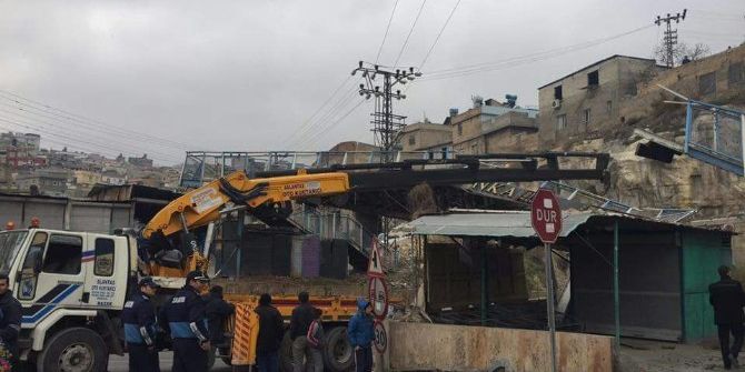 Damperi Açık Seyreden Kamyon Üst Geçidi Yıktı