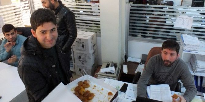 Dicle Elektrik’ten Duyduğu Memnuniyetini Tatlı Dağıtarak Gösterdi