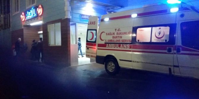 Minibüs Direğe Çarptı: 3 Yaralı