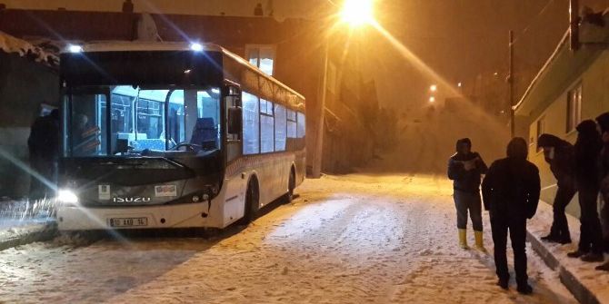 Kaygan Yolda Yolcu Otobüsü Tehlike Atlattı