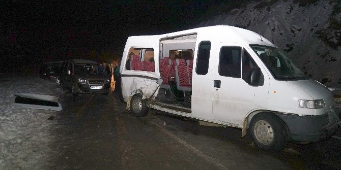 Buzlanma Beraberinde Zincirleme Kazayı Getirdi: 12 Yaralı