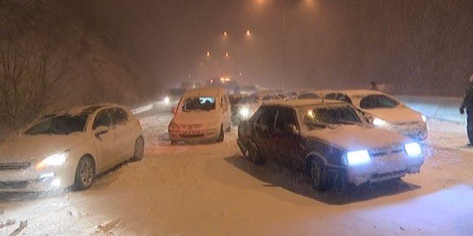 Bursa-Mudanya Yolu Kapandı, Yüzlerce Araç Mahsur Kaldı
