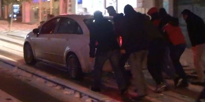 Kar Tekirdağ’da Karayolu Ulaşımını Olumsuz Etkiledi